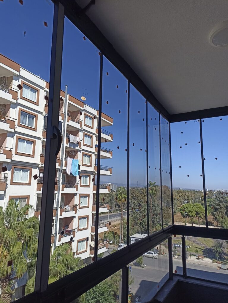 Palmiye manzaralı apartman dairesinde cam balkon uygulaması, Erdemli