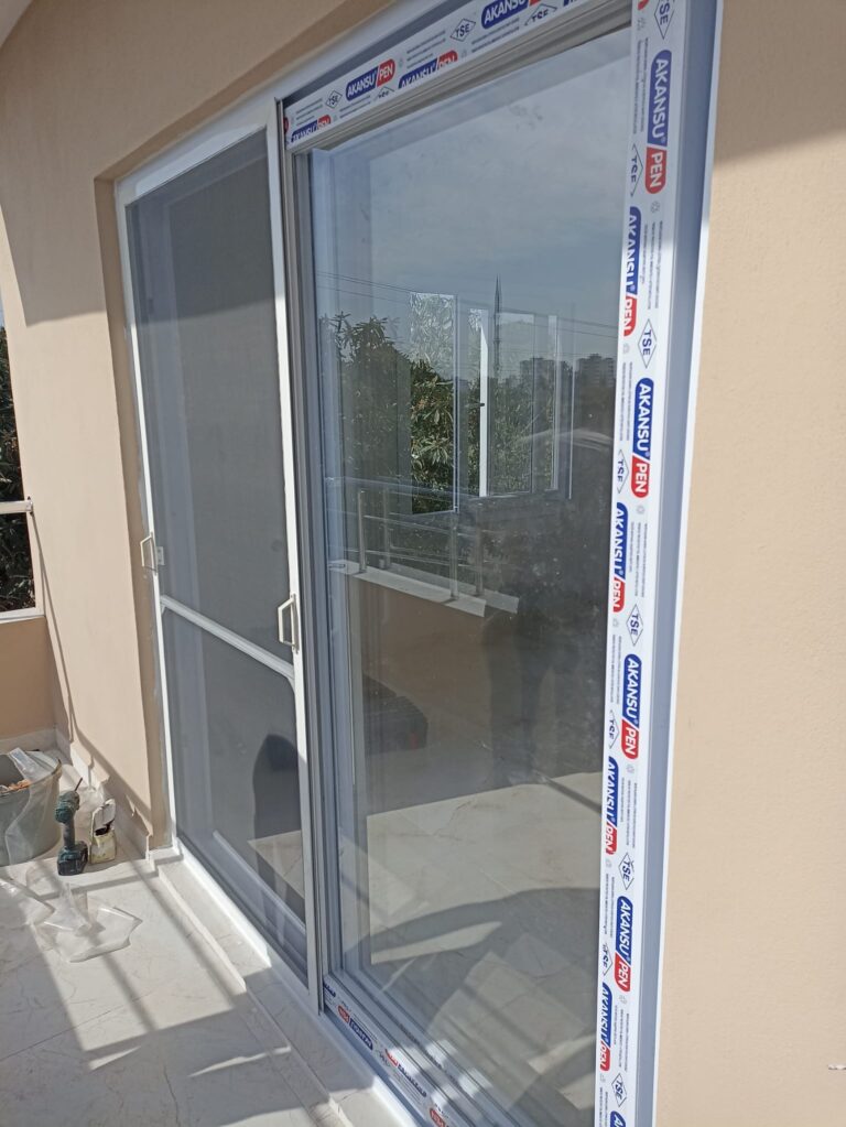 Balkon kapısına takılan sürme sineklik ve beyaz PVC sürme kapı