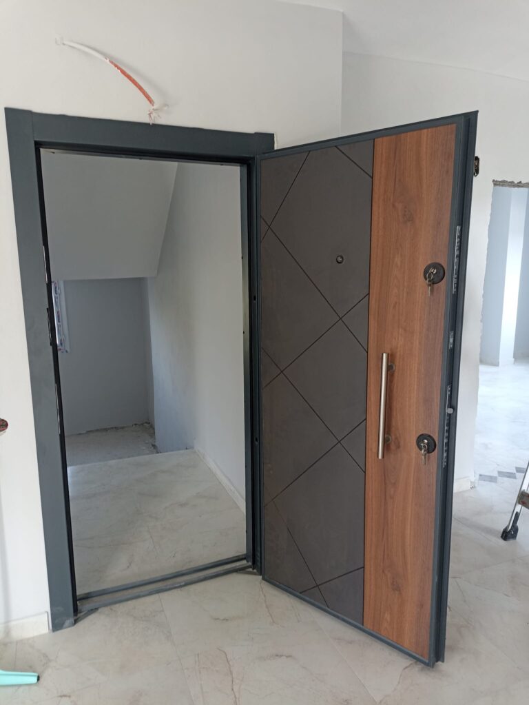 Antrasit ve ahşap desenli çelik kapı montajı