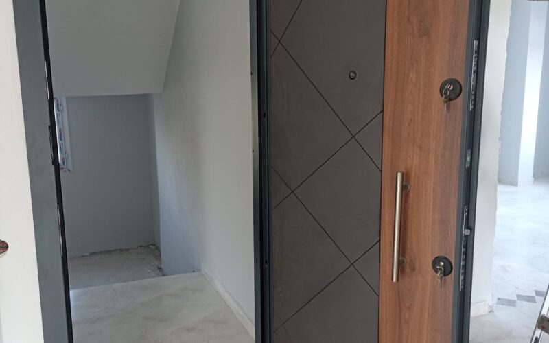 Antrasit ve ahşap desenli çelik kapı montajı