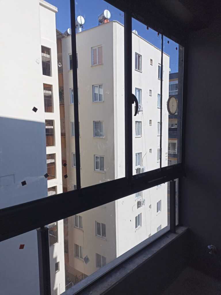 Apartman dairesinde siyah profilli cam balkon uygulaması, Erdemli