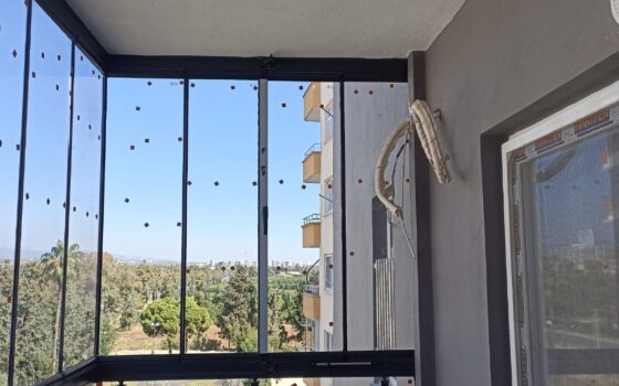 Erdemli cam balkon uygulaması, kapatılmış balkonun içinden görünüm