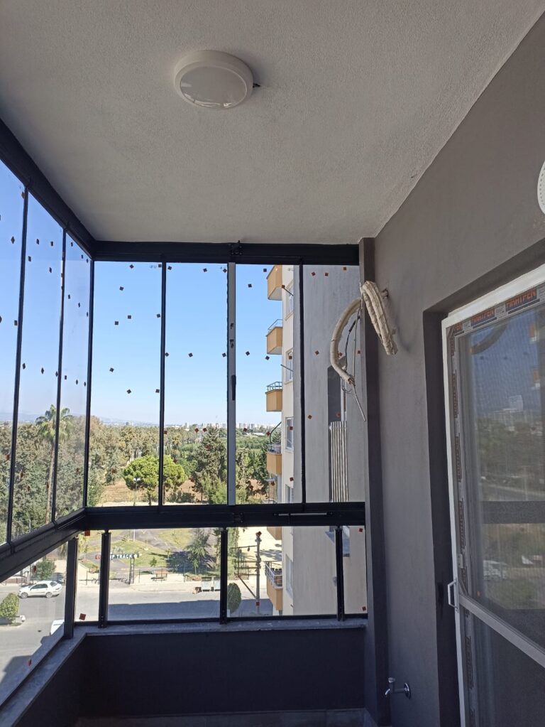Erdemli cam balkon uygulaması, kapatılmış balkonun içinden görünüm