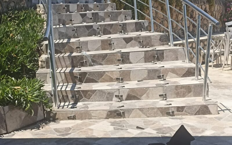Dış merdivende alüminyum korkuluk uygulaması