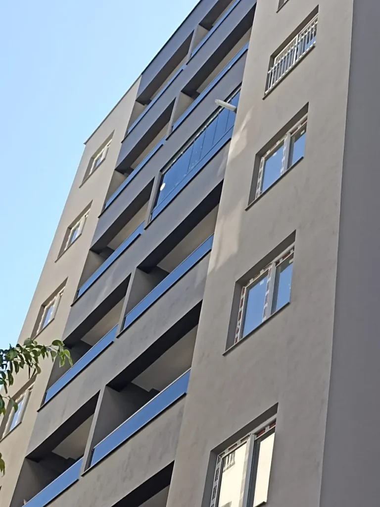 Balkonlarında cam uygulaması bulunan apartmanın dış cepheden görünümü