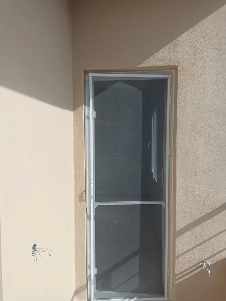 Erdemli sineklik uygulaması: balkon kapısına takılan beyaz çerçeveli sineklik kapı