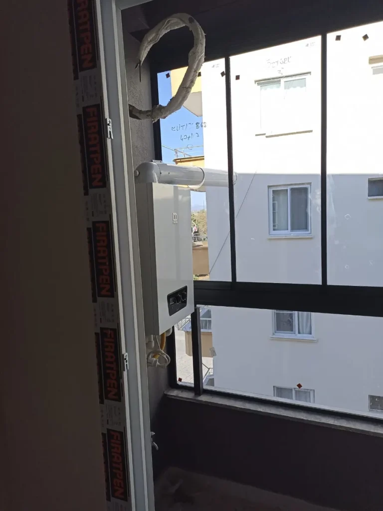 Kombi bulunan balkonda siyah profilli cam balkon uygulaması