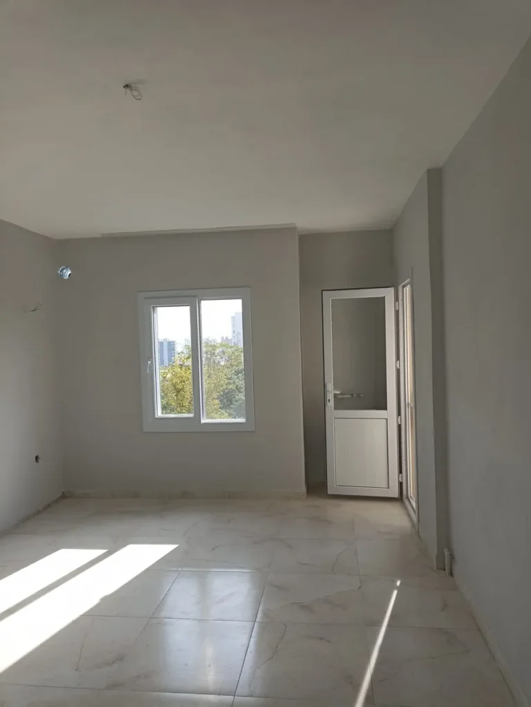 Yeni dairede beyaz PVC pencere ve beyaz PVC kapı